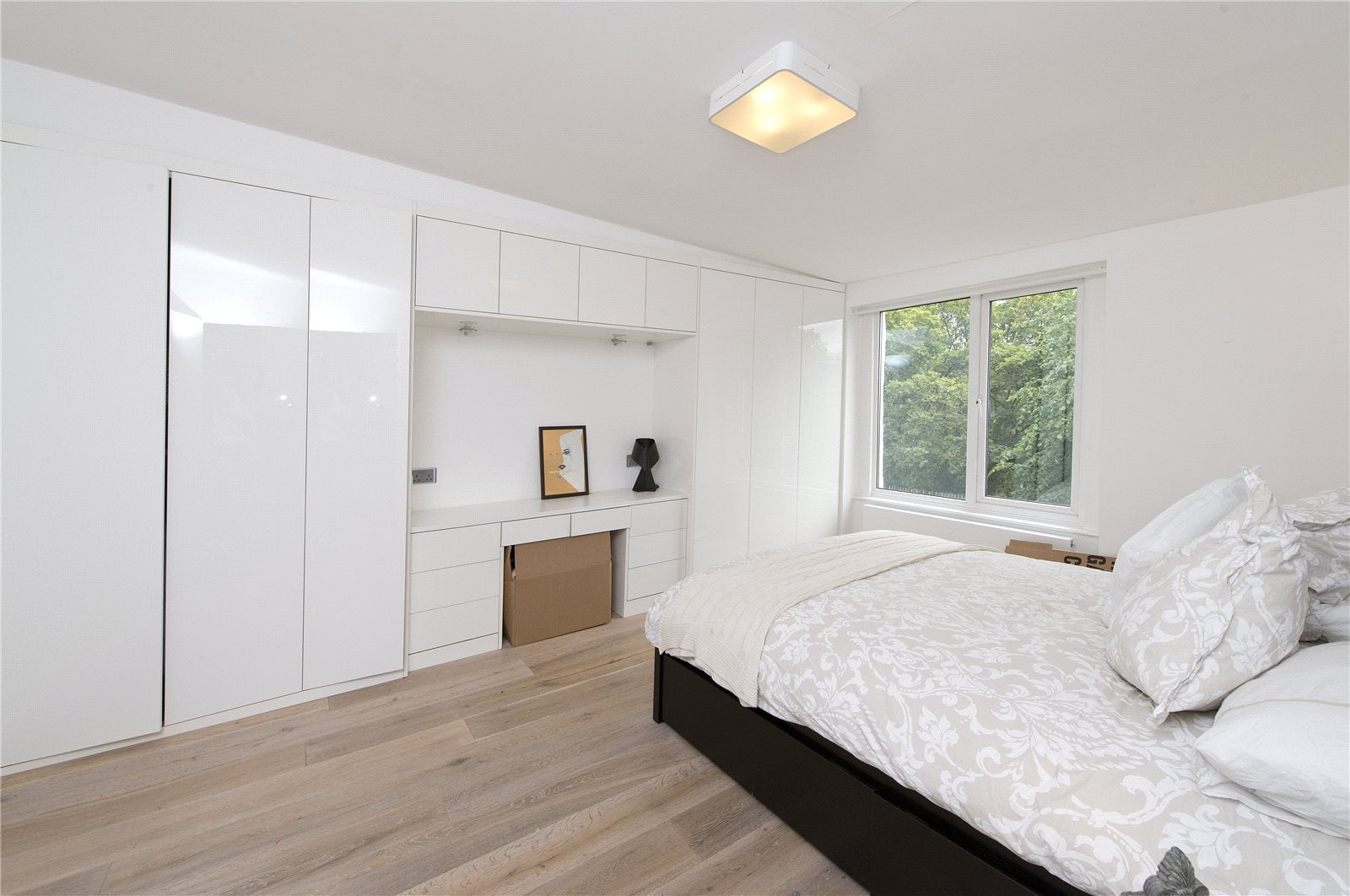 Flat Longridge Road in Greater London