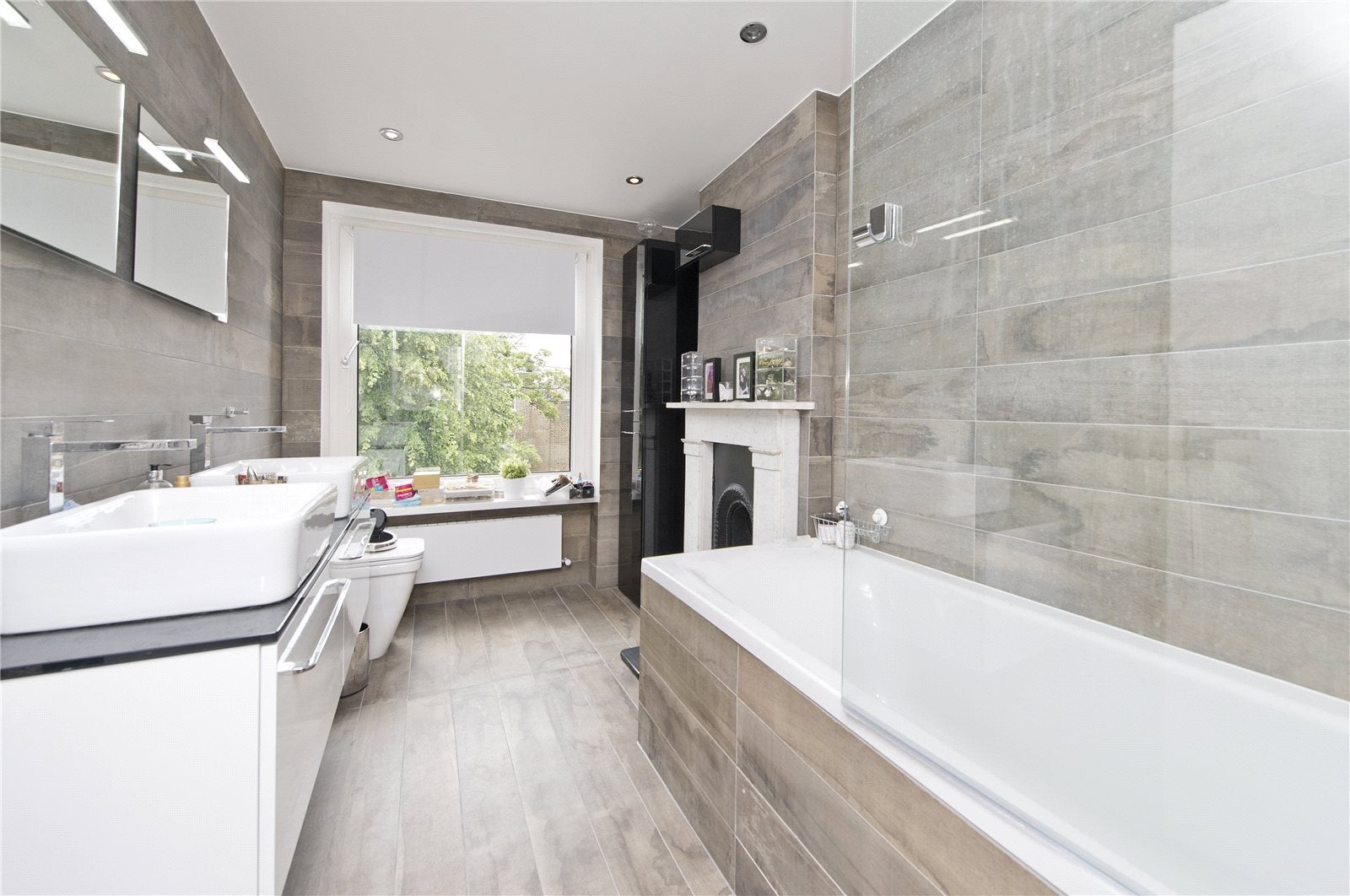 Flat Longridge Road in Greater London