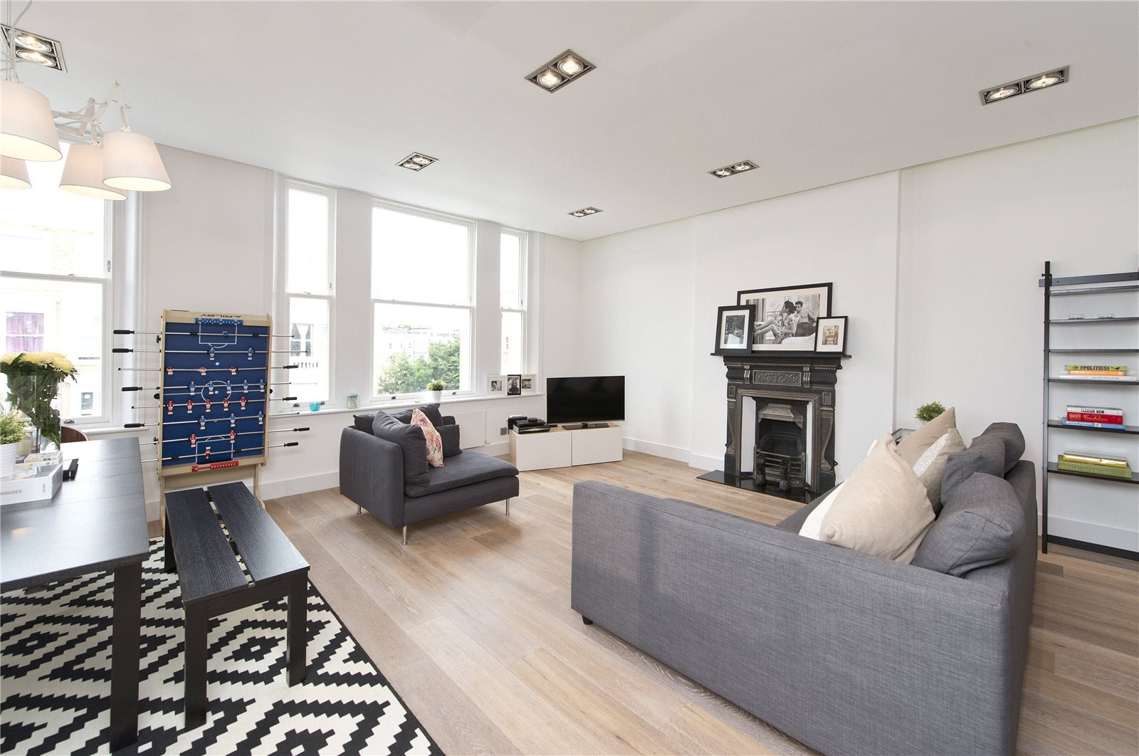Flat Longridge Road in Greater London