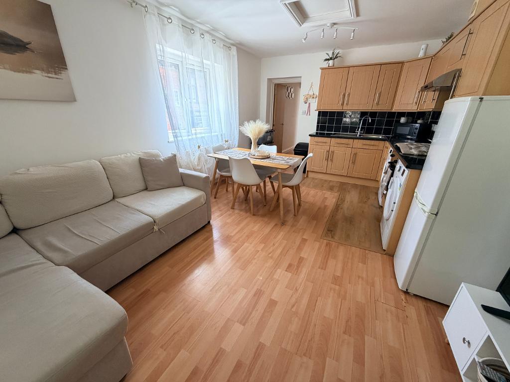 Flat Broadway in Greater London