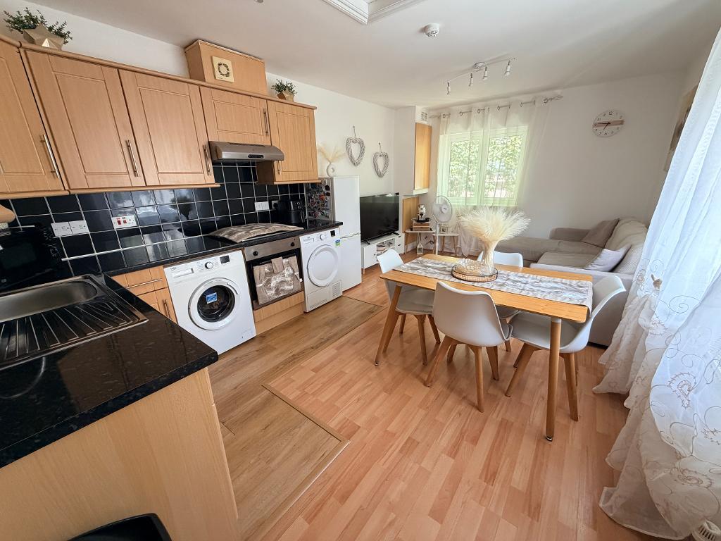 Flat Broadway in Greater London