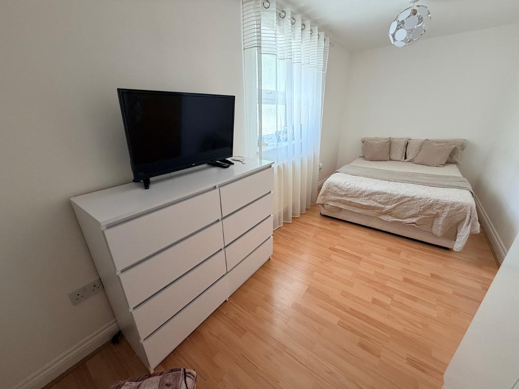 Flat Broadway in Greater London