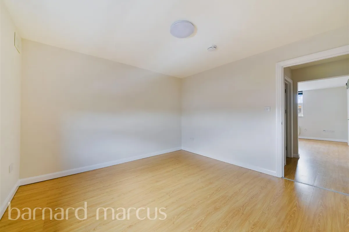 Flat Goldhawk Road in Greater London