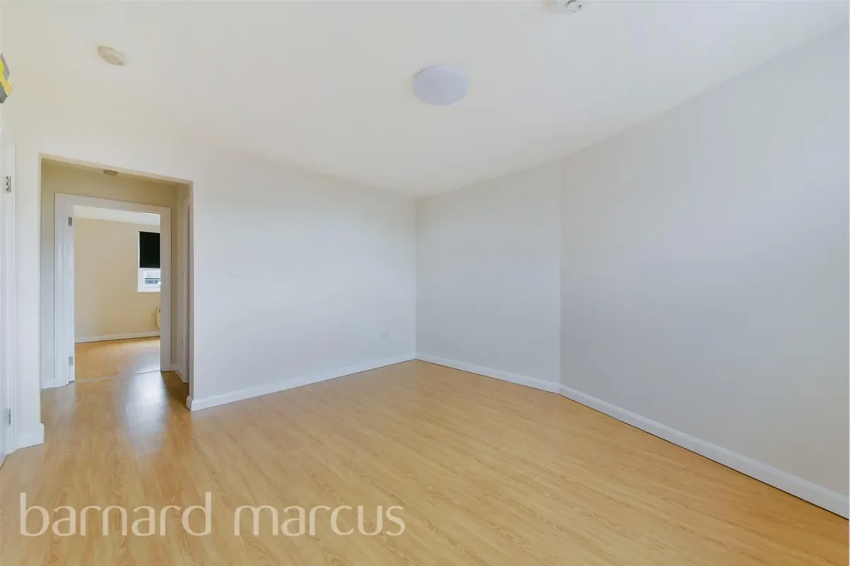 Flat Goldhawk Road in Greater London
