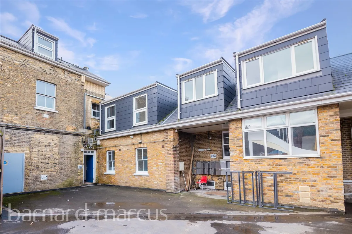 Flat Goldhawk Road in Greater London
