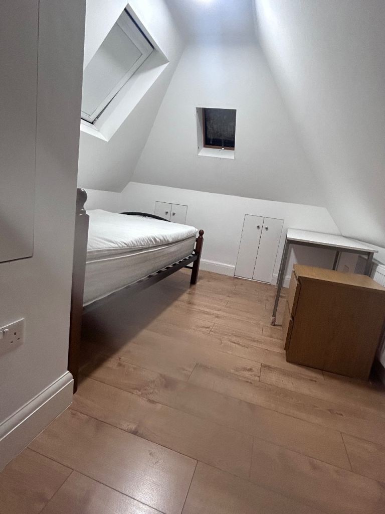 Room Bury Road in Greater London