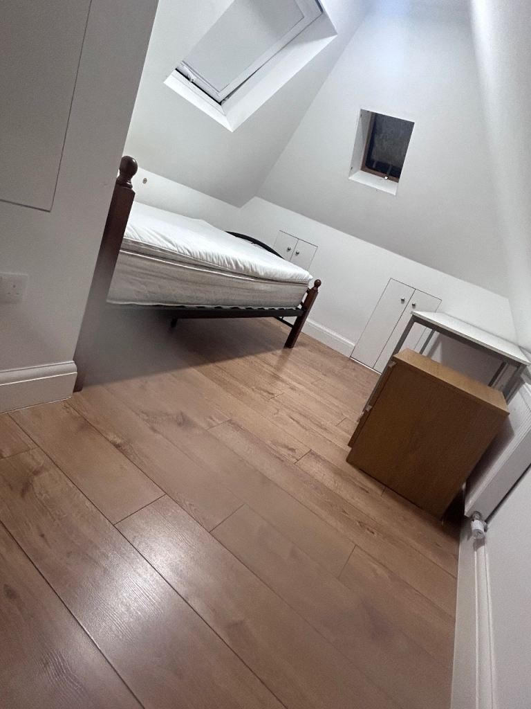 Room Bury Road in Greater London