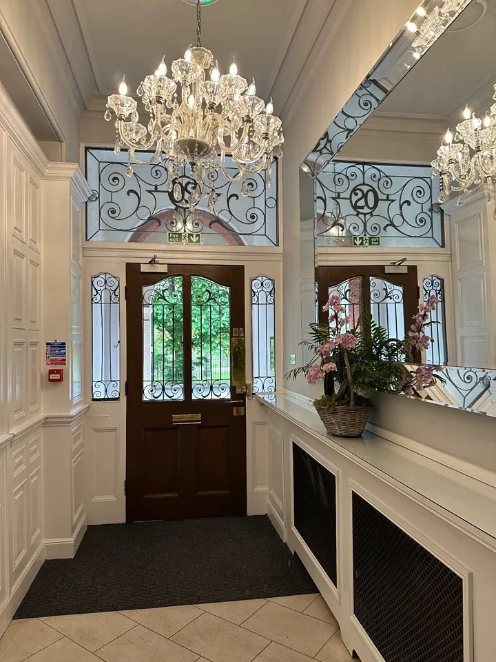 Flat Hyde Park Place Bayswater Road in City of Westminster