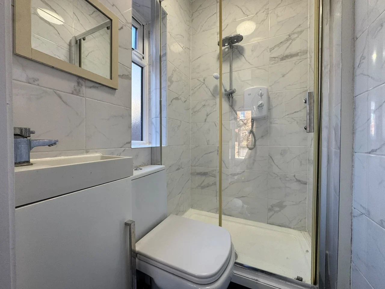 Flat Olive Road in Greater London