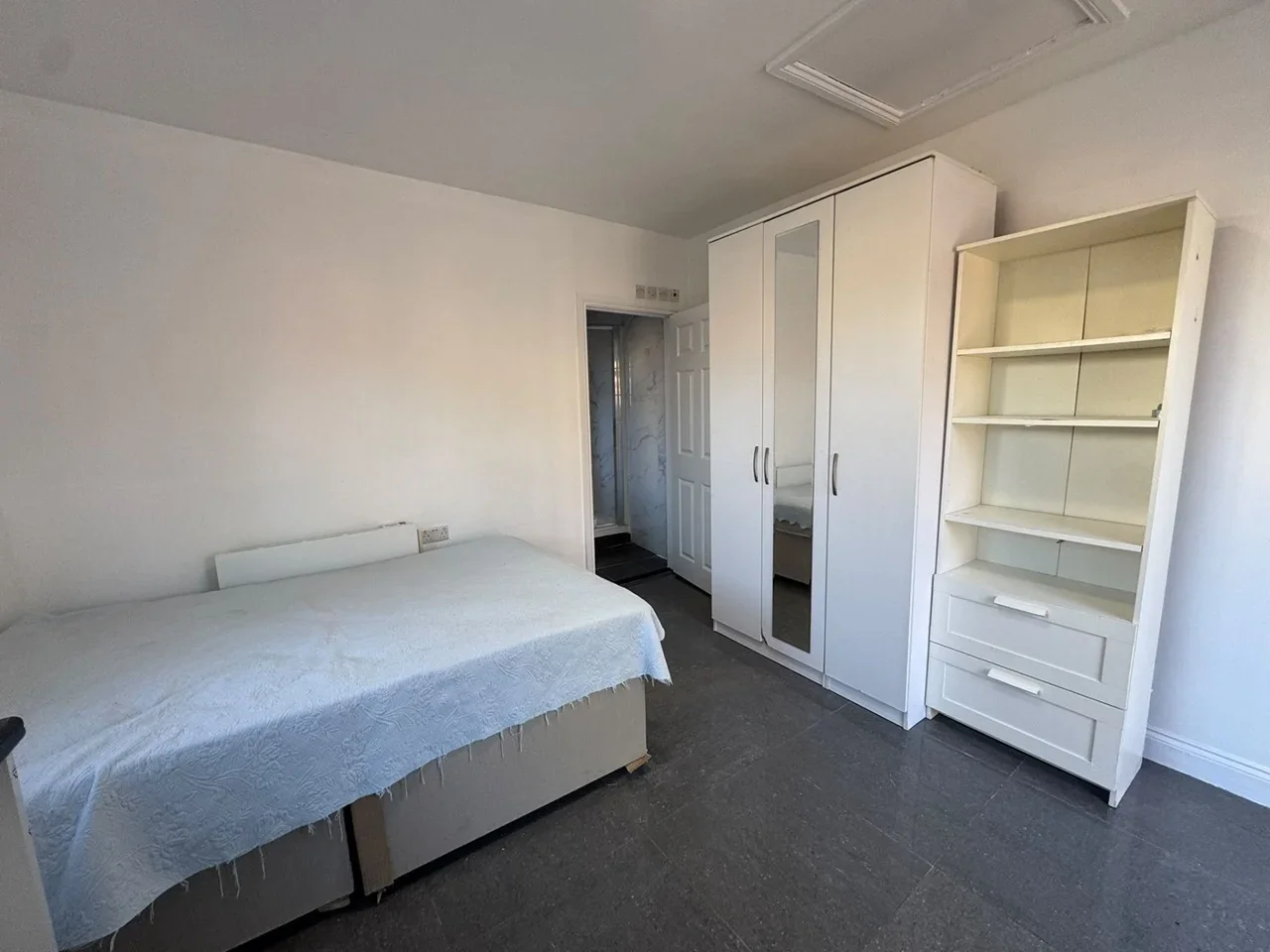 Flat Olive Road in Greater London