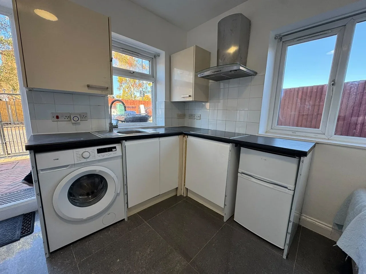 Flat Olive Road in Greater London