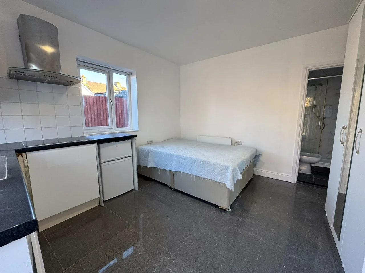 Flat Olive Road in Greater London