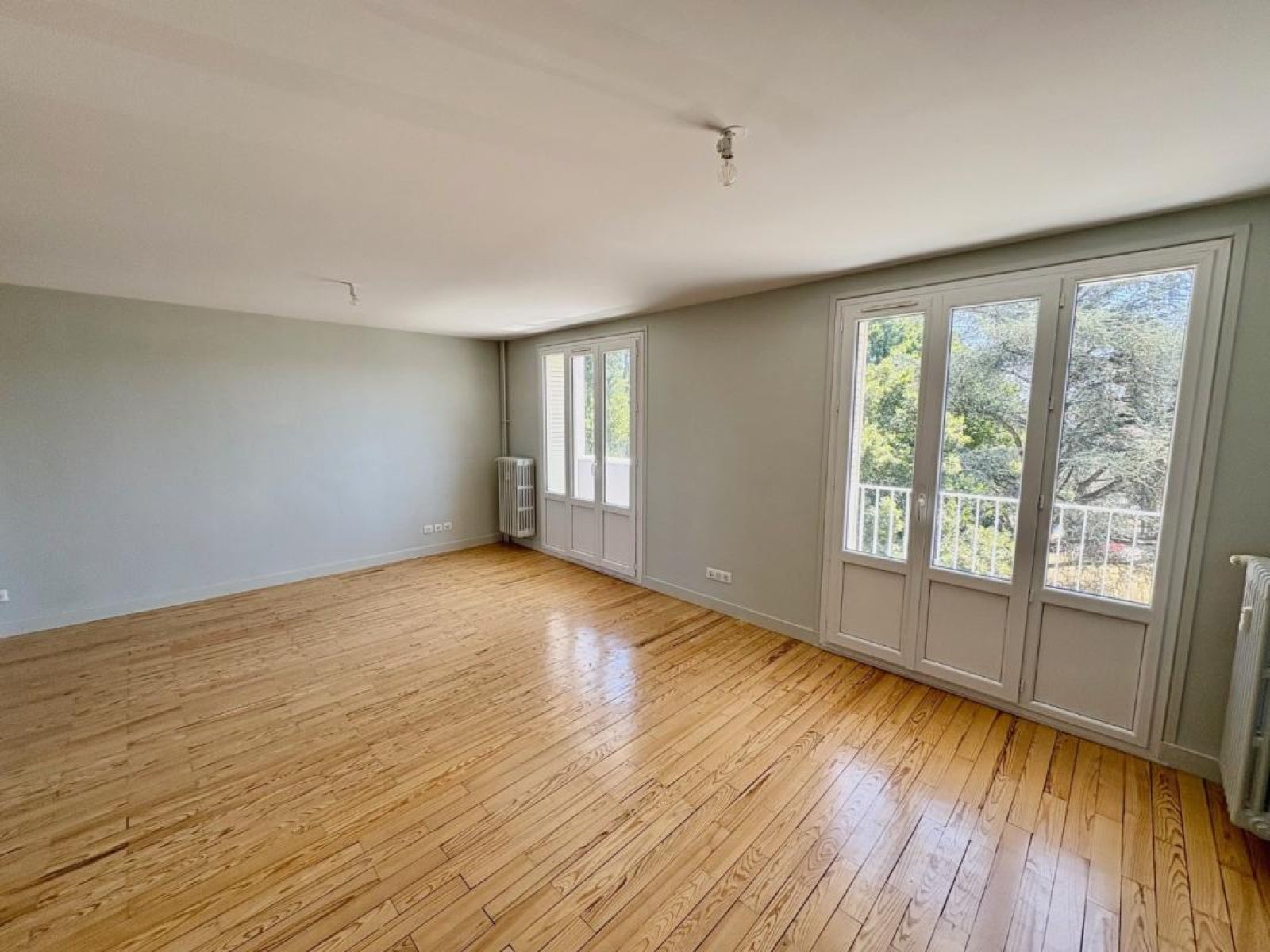 Appartement Rue des Écoles à Le Coteau