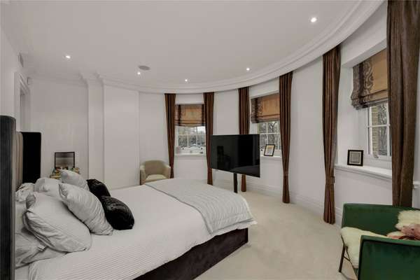Flat Bracondale in Elmbridge