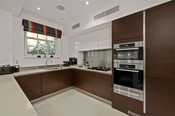 Flat Bracondale in Elmbridge