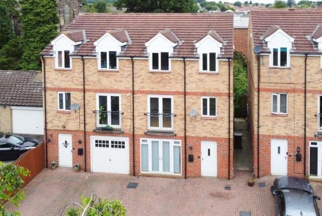 House Sandleas Way in Leeds