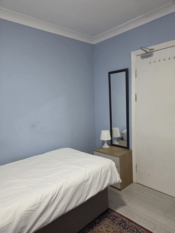 Room Haselbury Road in Greater London
