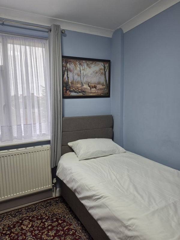 Room Haselbury Road in Greater London