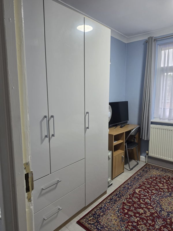 Room Haselbury Road in Greater London