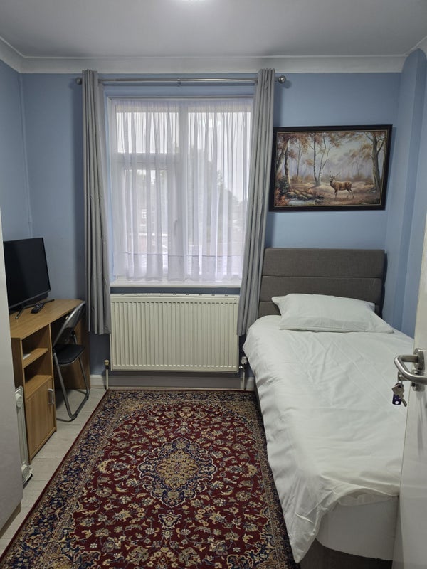 Room Haselbury Road in Greater London