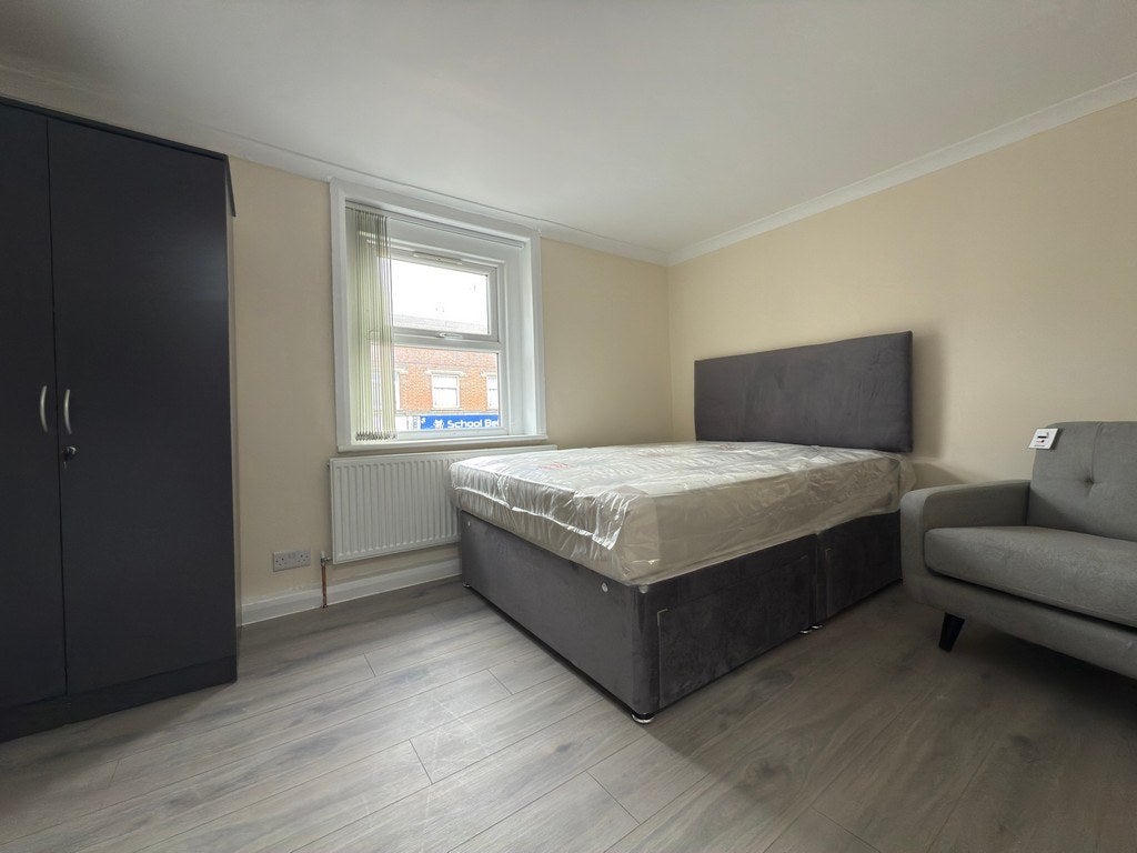 Room Bell Road in Greater London