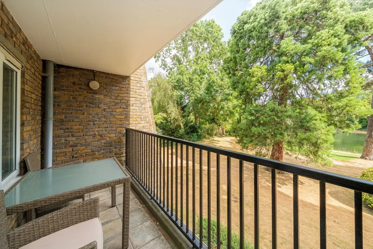 Flat Twickenham Road in Greater London