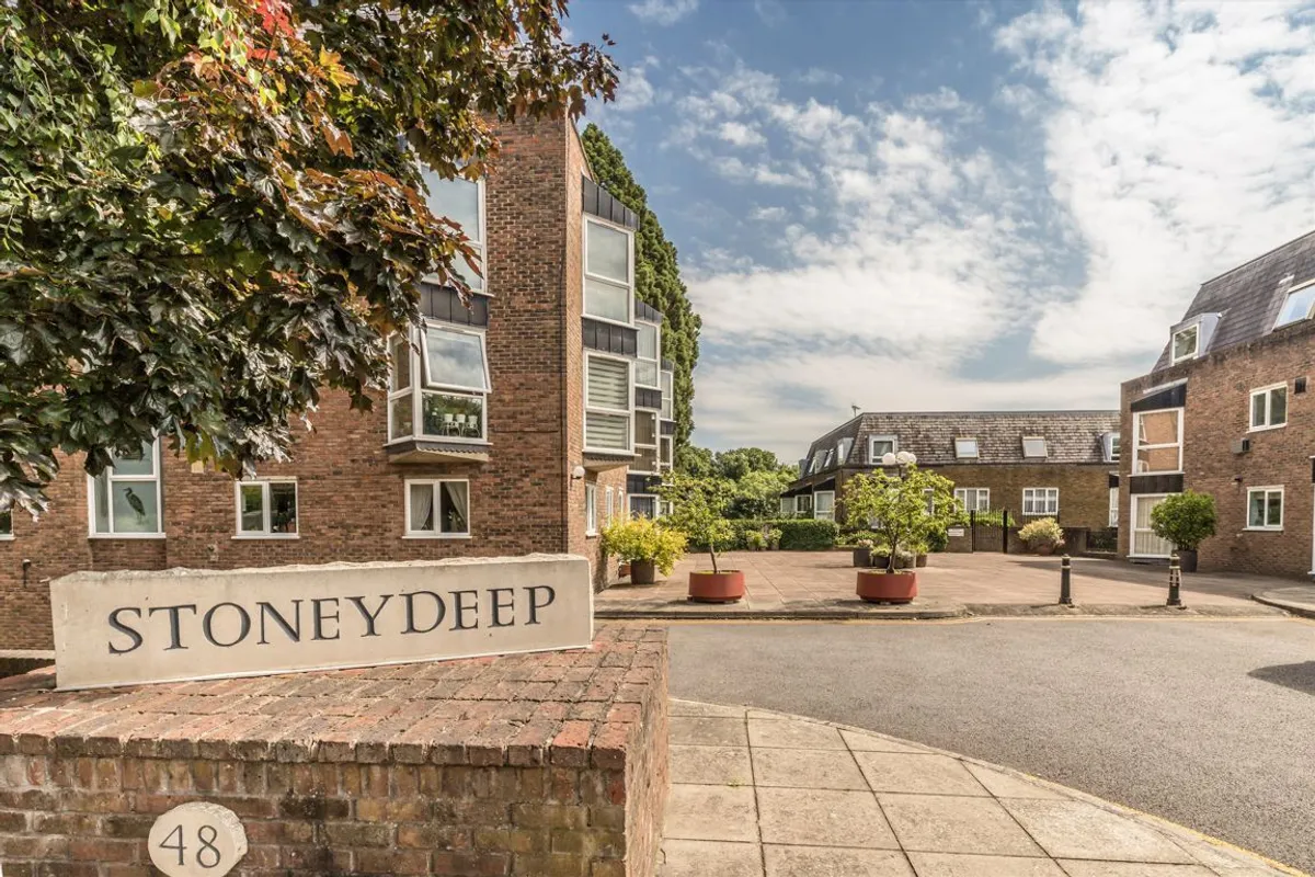 Flat Twickenham Road in Greater London