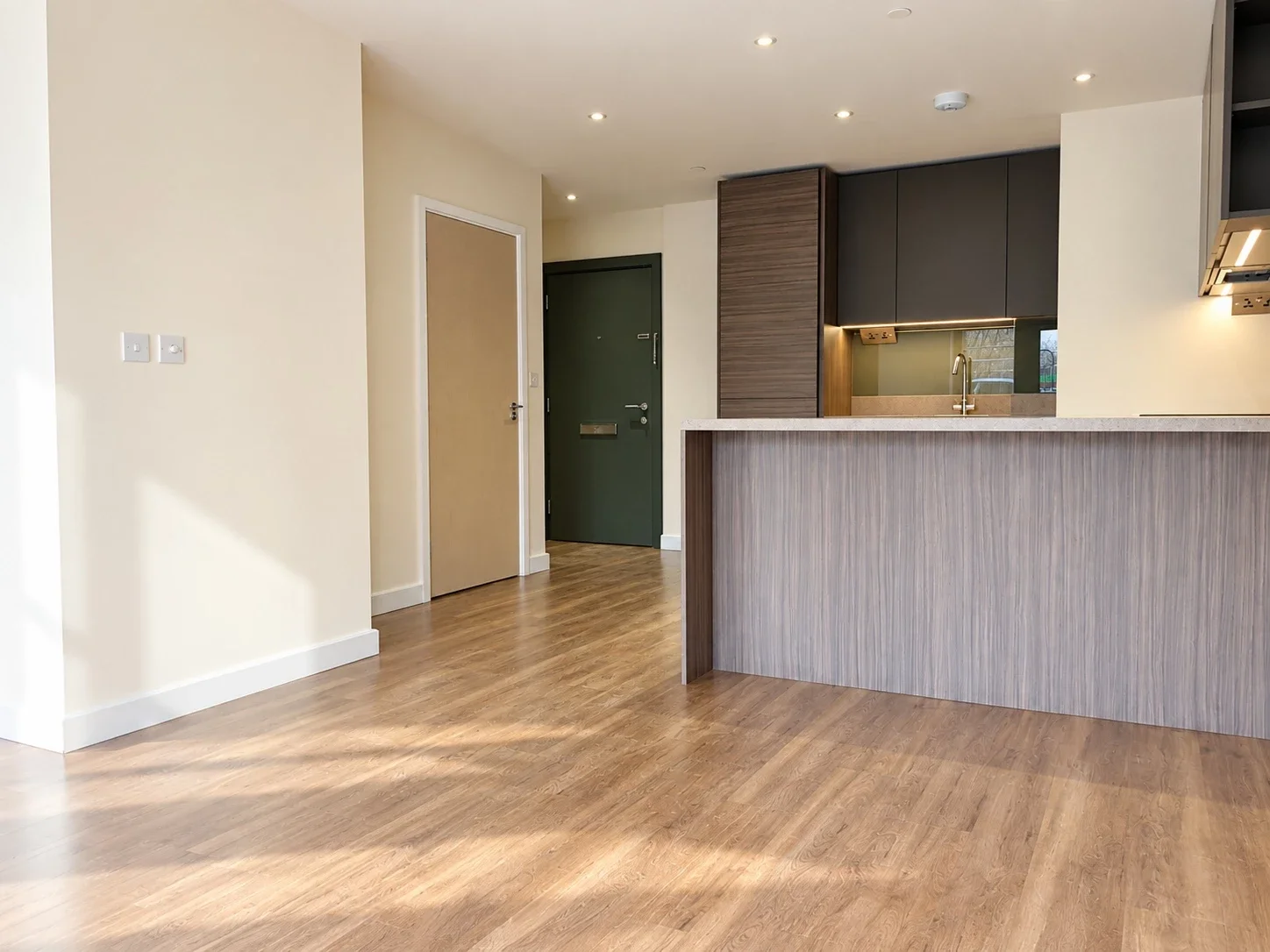 Flat Boulevard Drive in Greater London