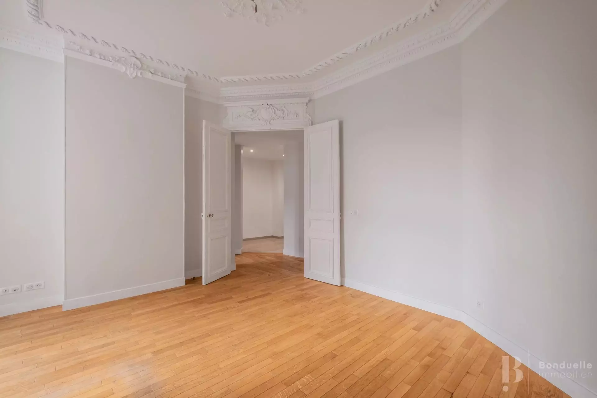 Flat Rue de Bassano in Paris