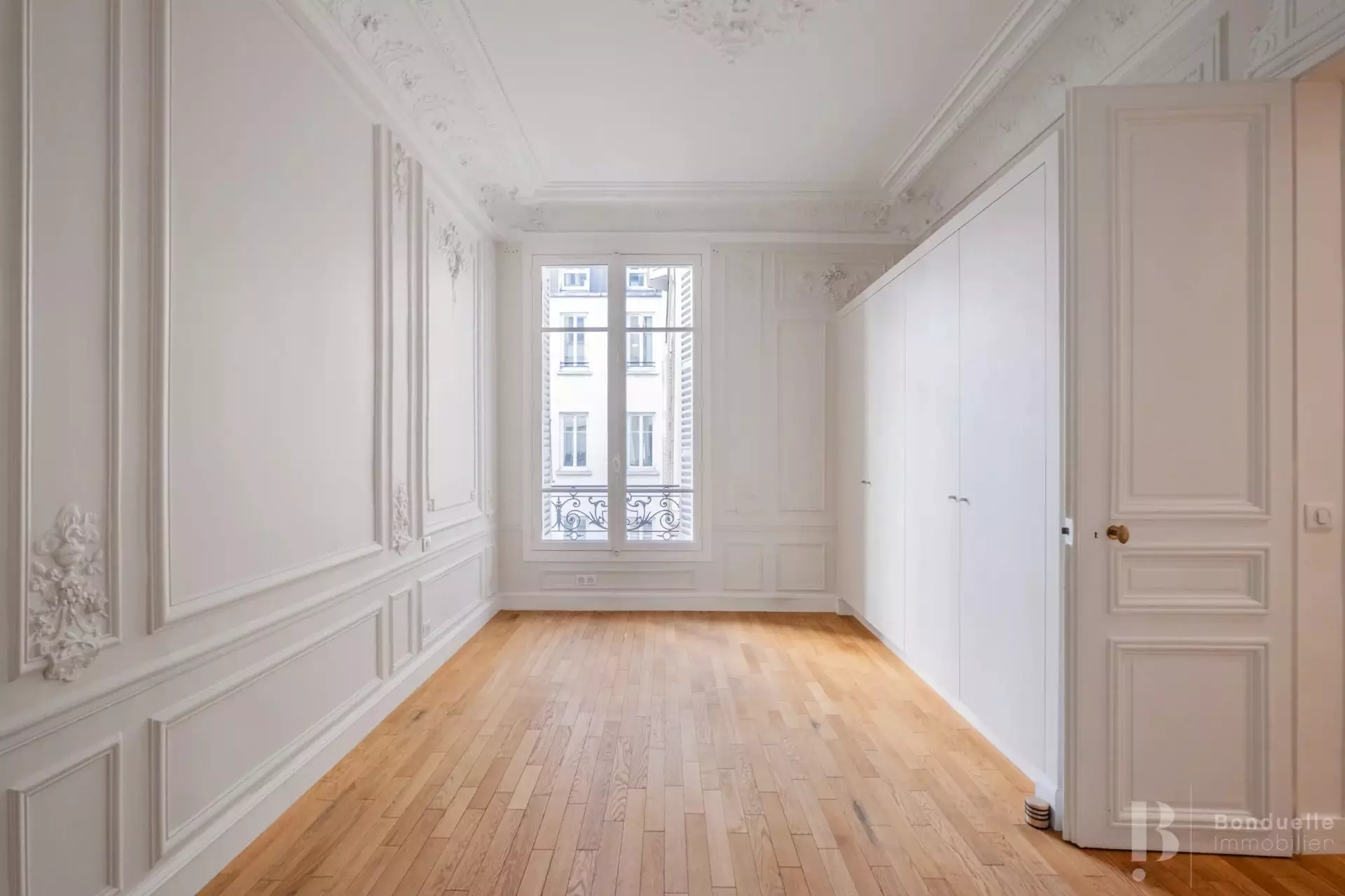 Flat Rue de Bassano in Paris
