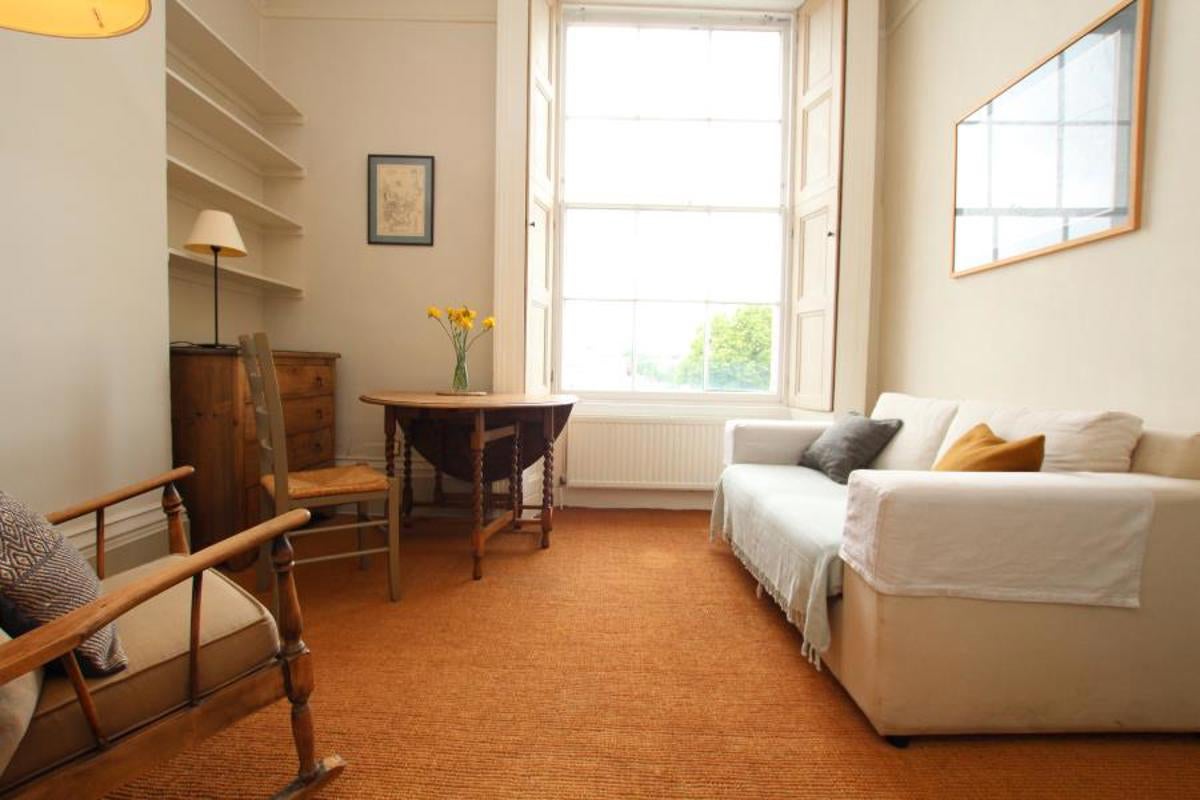 Flat Oakfield Road in Bristol