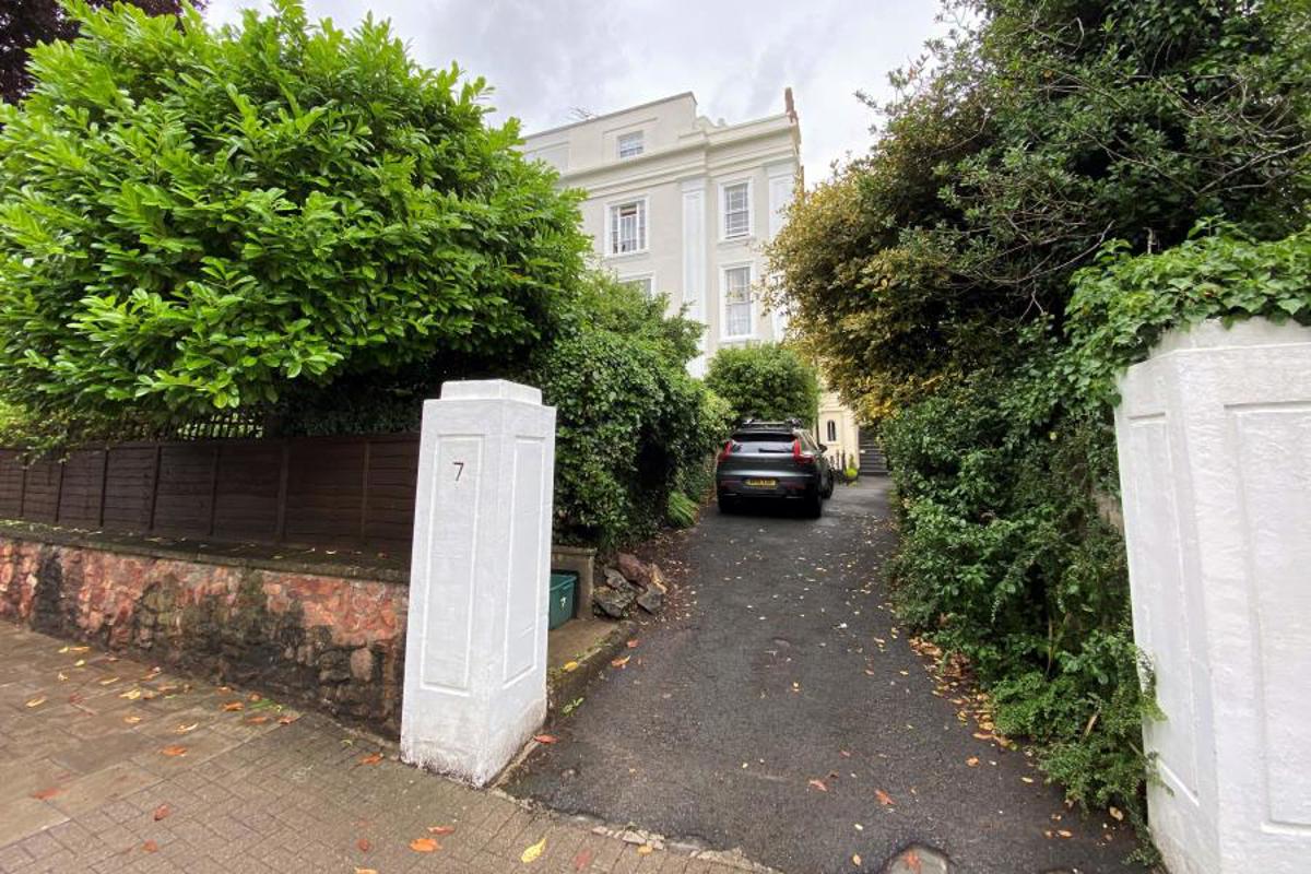 Flat Oakfield Road in Bristol
