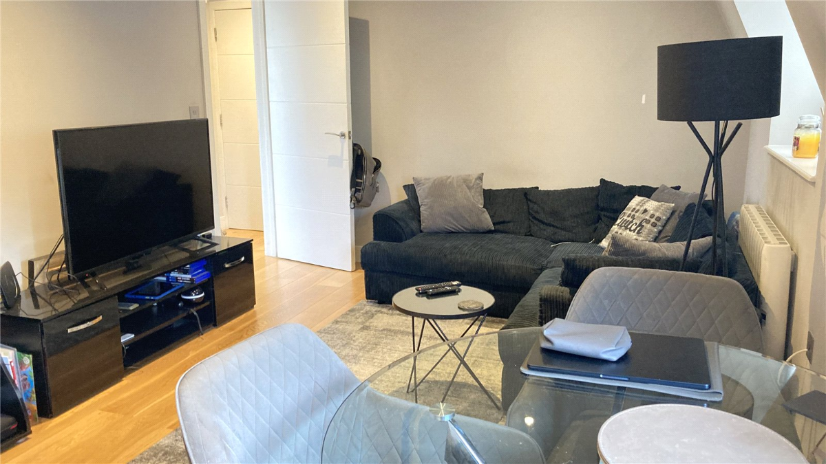 Flat Halfway Street in Greater London