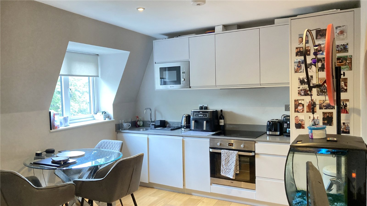 Flat Halfway Street in Greater London