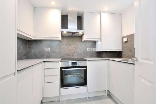 Flat Cleve Road in Greater London
