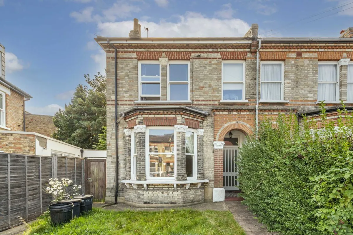 Flat Ryde Vale Road in Greater London