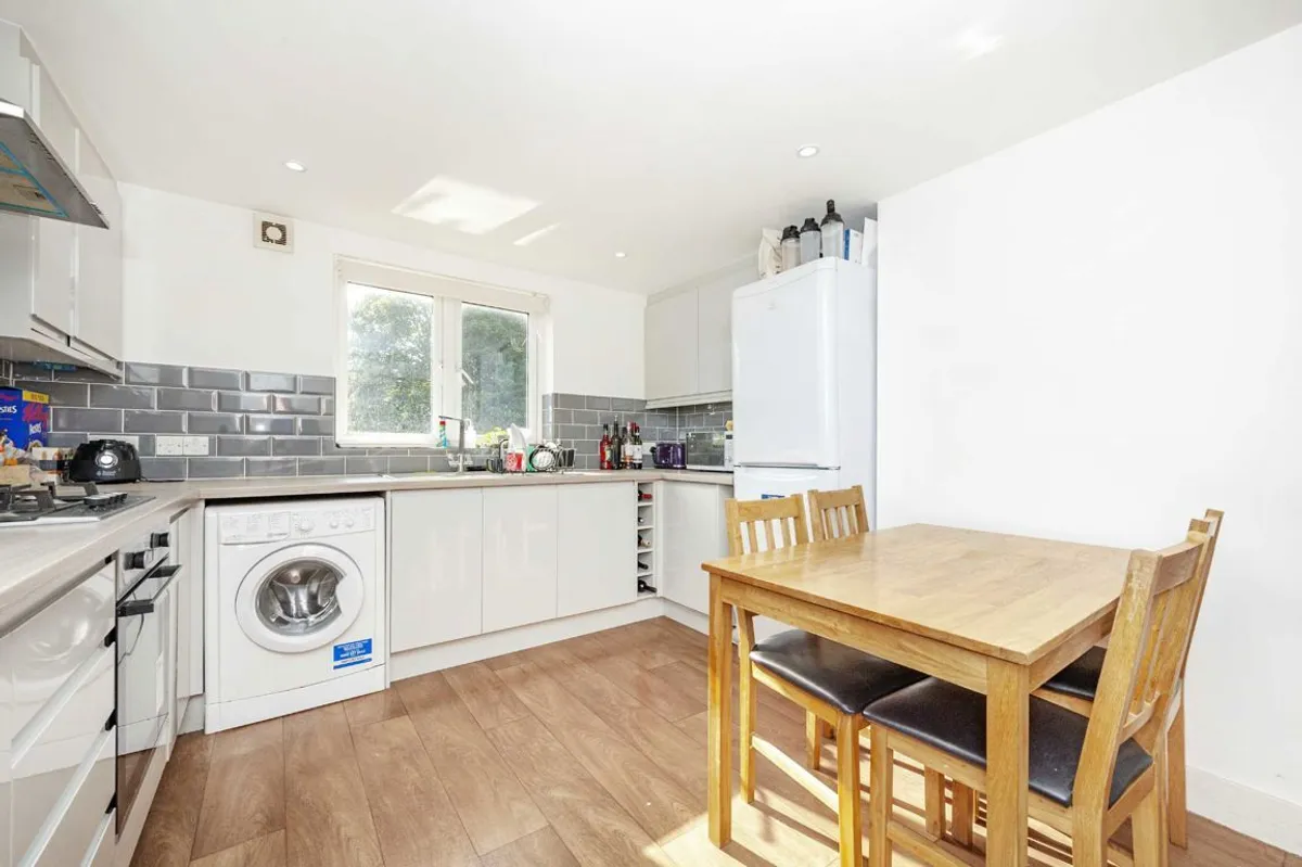 Flat Ryde Vale Road in Greater London