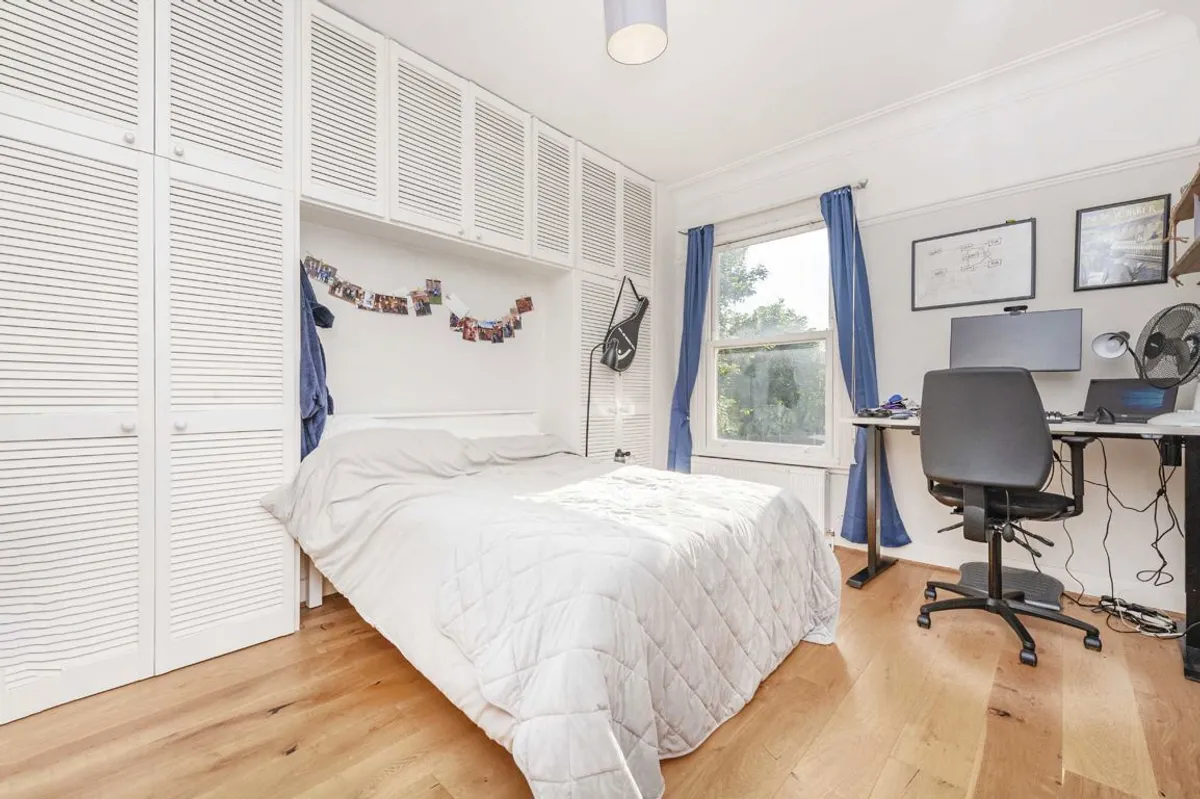Flat Ryde Vale Road in Greater London