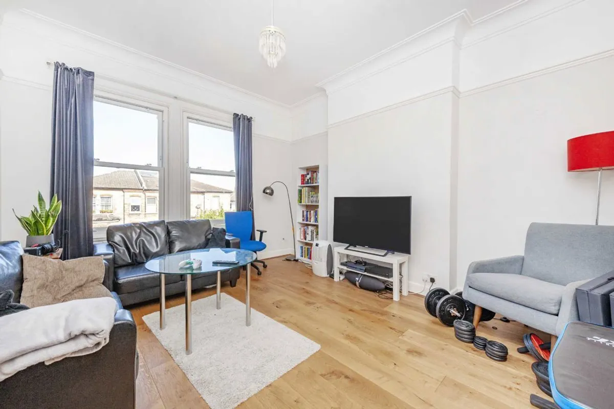Flat Ryde Vale Road in Greater London