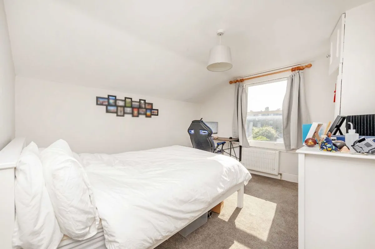 Flat Ryde Vale Road in Greater London