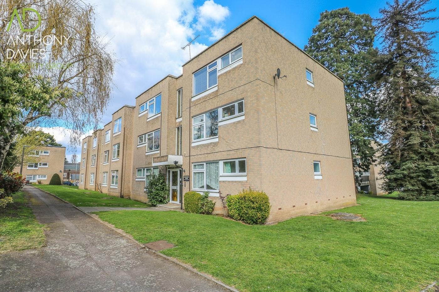 Flat Rawdon Drive in Hoddesdon