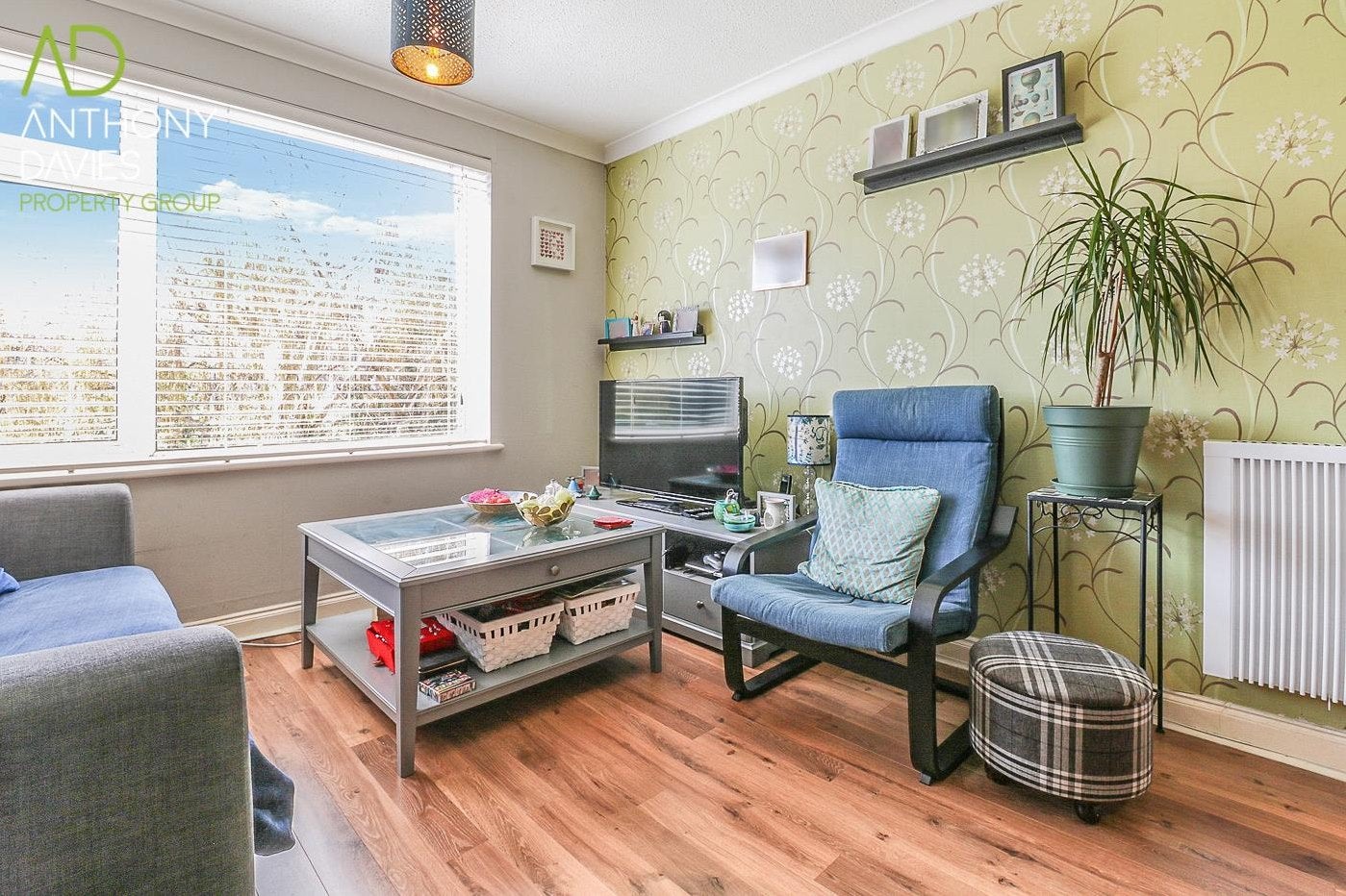 Flat Rawdon Drive in Hoddesdon