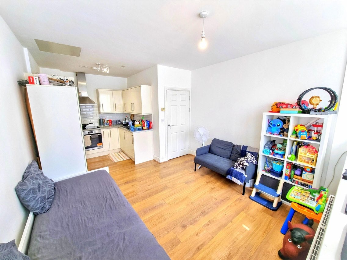 Flat Wakering Road in Greater London
