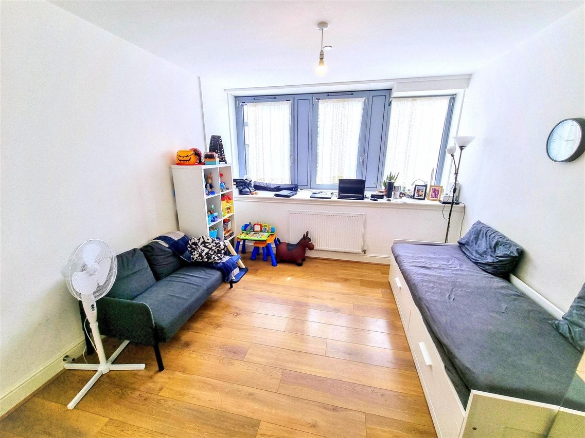 Flat Wakering Road in Greater London