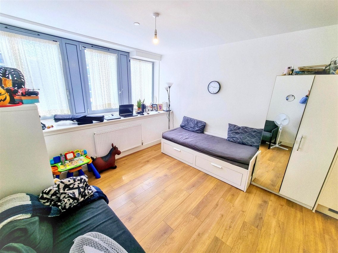 Flat Wakering Road in Greater London
