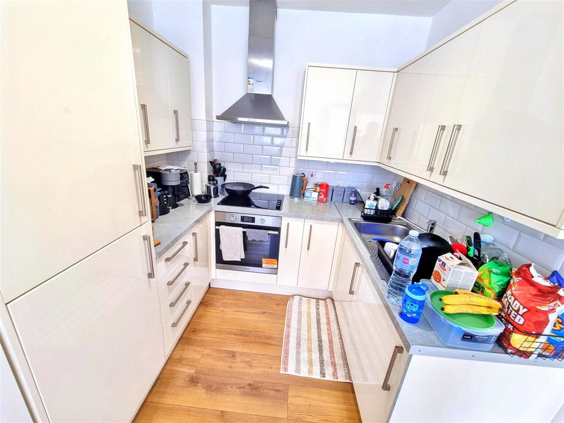 Flat Wakering Road in Greater London