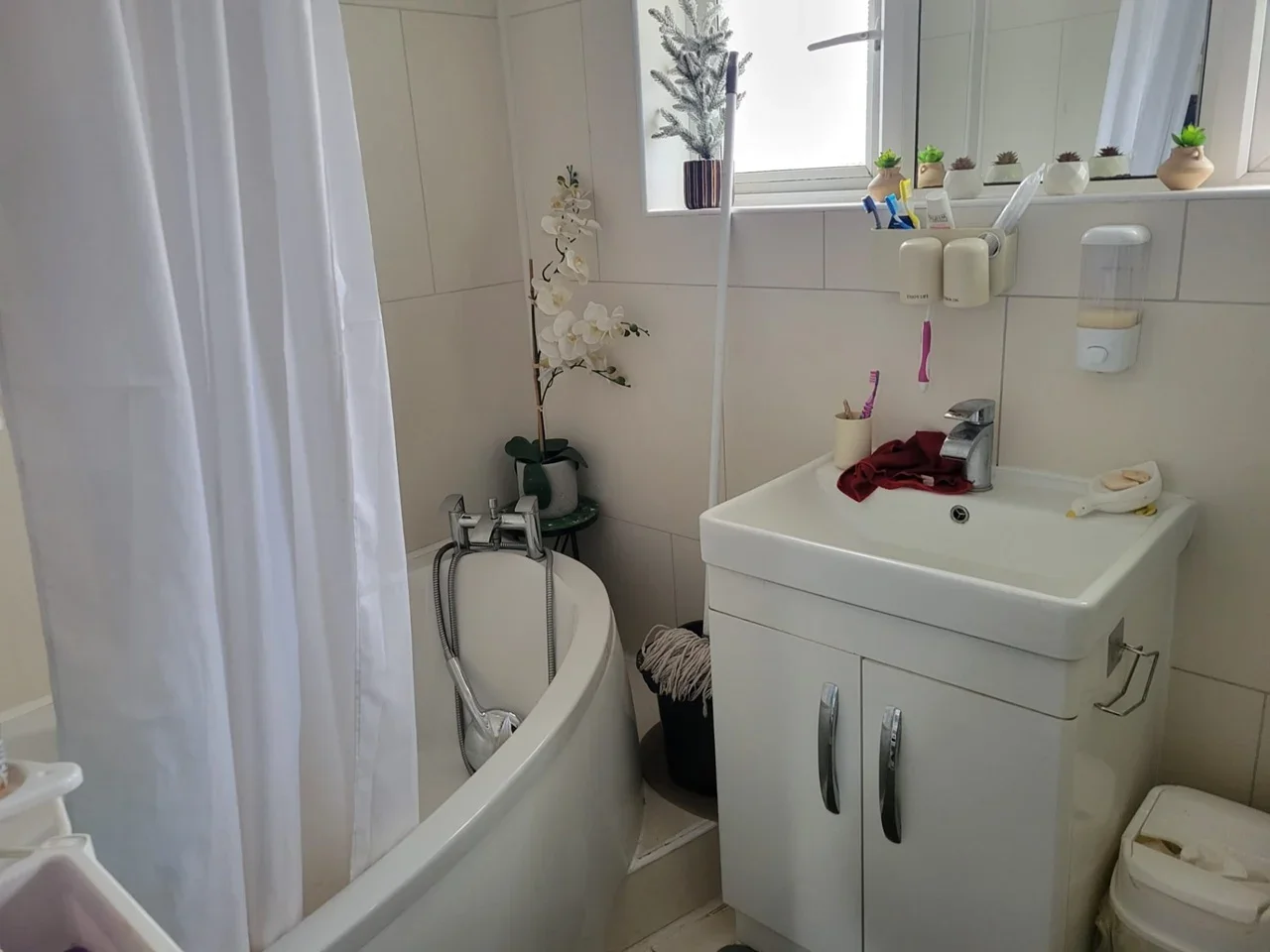 Room Thatches Grove in Greater London
