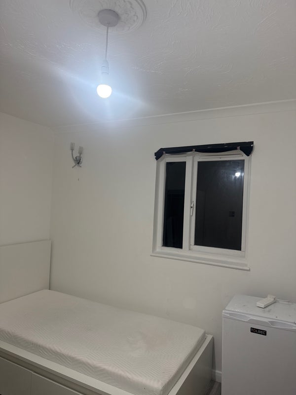 Room Medesenge Way in Greater London