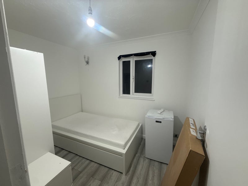 Room Medesenge Way in Greater London