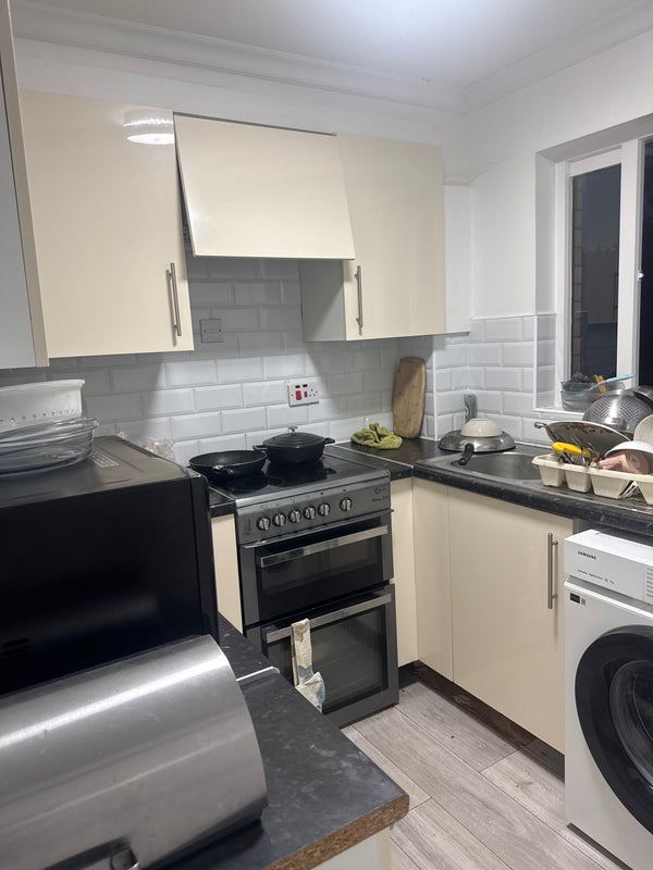 Room Medesenge Way in Greater London